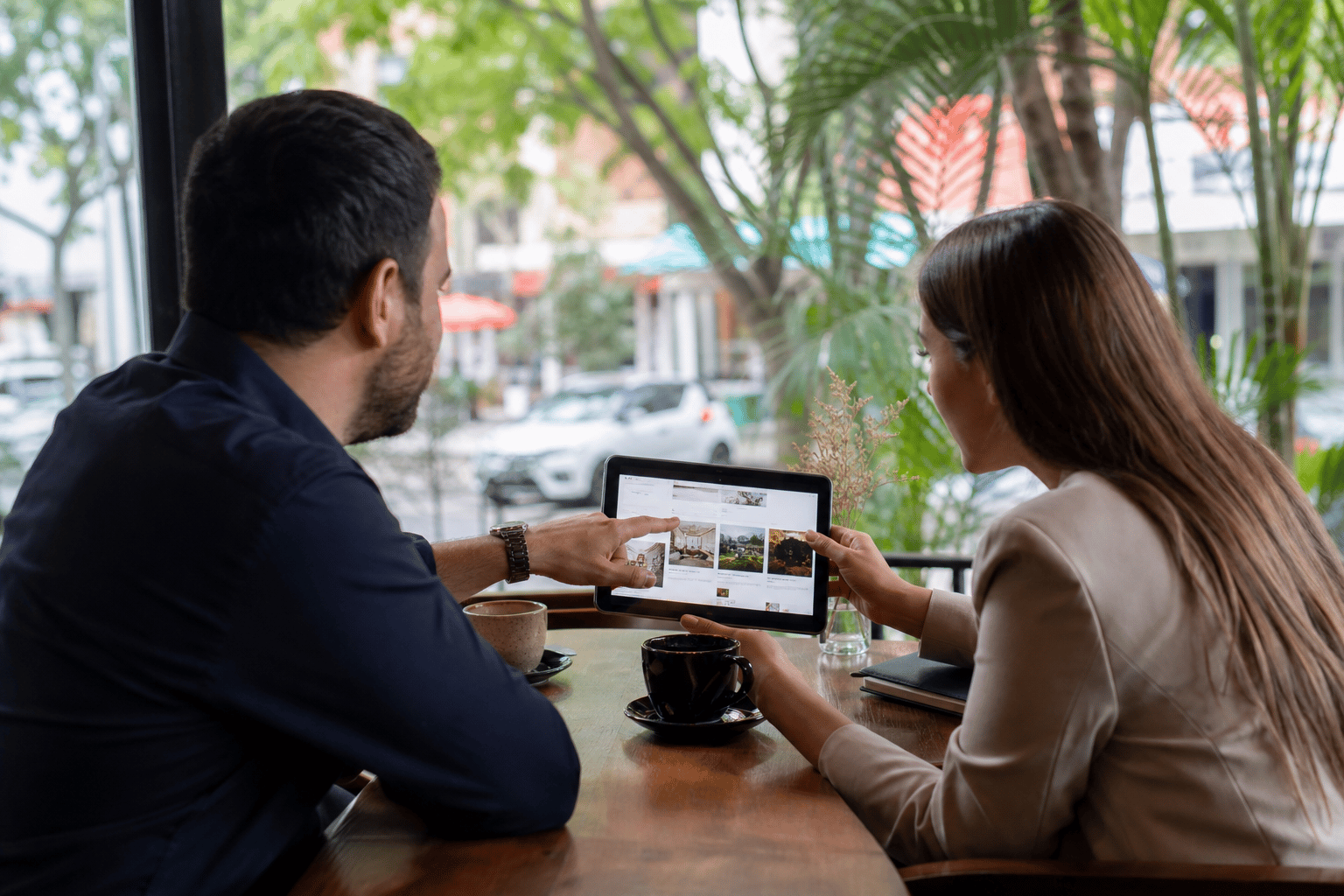 Consultoría web en una mesa con vista urbana y vegetación